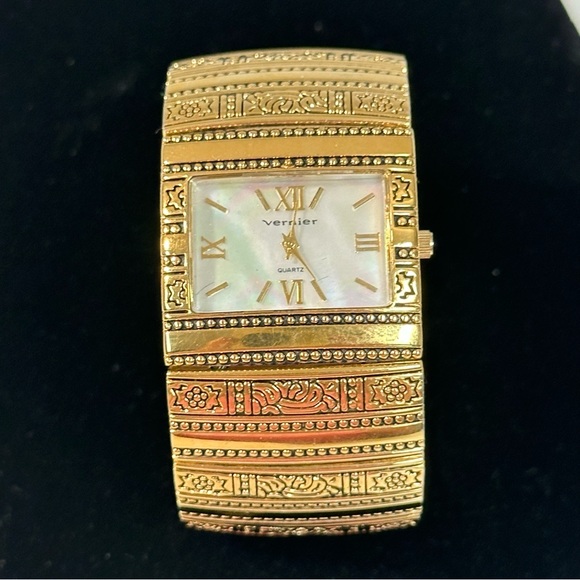 Vintage Vivani Gold Tone Women’s cuff Bracelet Wrist Watch needs battery - Picture 1 of 7